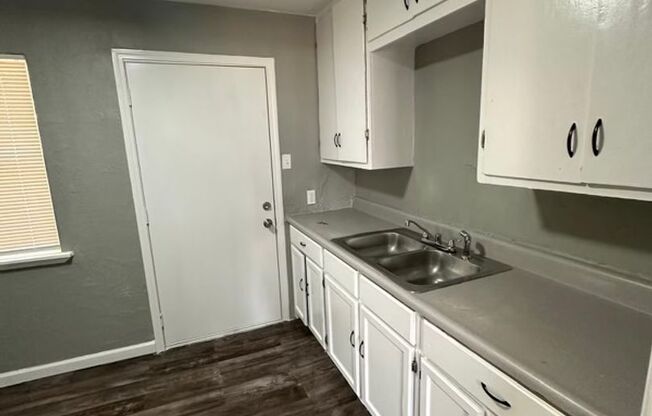 2 beds, 1 bath, $700