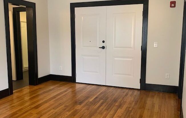 2 beds, 1 bath, 762 sqft, $1,595, Unit Room 410