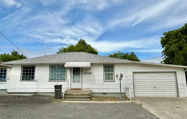 Adorable 3 bedroom 1.5 bathroom house for rent!