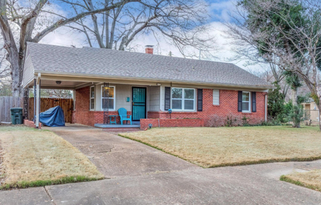 3BD/1BA Home located in Colonial Acres!