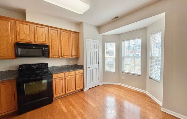 Charming 3BD, 2BA Apex Townhome In a Prime Location Near Tons of Shopping and Dining Options
