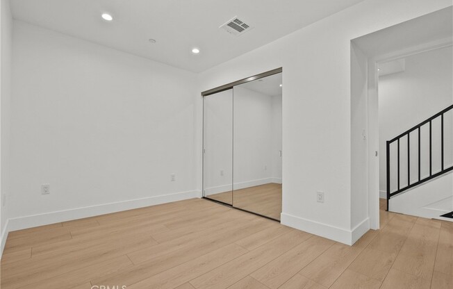 322 LESLIE WAY