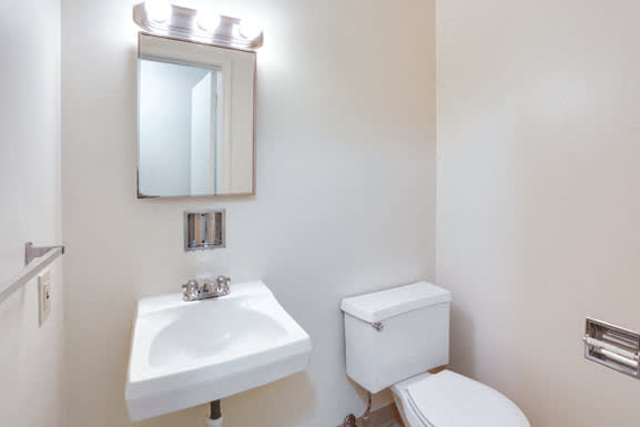 Sundridge Apartments – Bathroom – Master Bathroom - On-Site Laundry - 24 Hour Emergency Maintenance – Ask for a Tour - Extra Storage – Pet Friendly