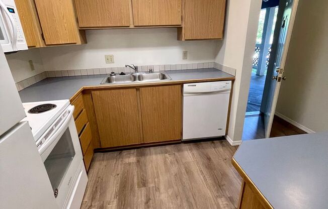 2 beds, 1.5 baths, 900 sqft, $1,600, Unit B301