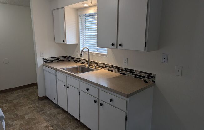 2 beds, 1 bath, 922 sqft, $1,695, Unit 374