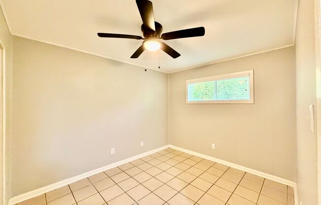 2 beds, 1 bath, 750 sqft, $875, Unit 27