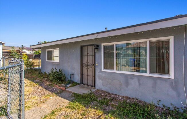 2 bedroom Duplex with Huge yard!