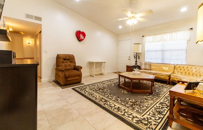 Gorgeous 3/2 FULLY FURNISHED house right off the I-10 Freeway, and close to shopping and recreation!