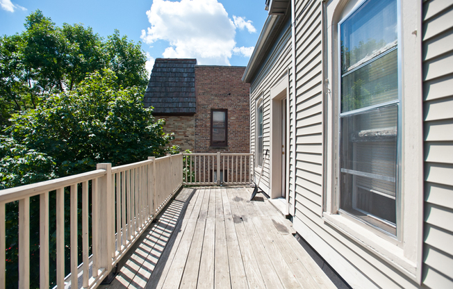 2943-2945 N Bartlett Ave