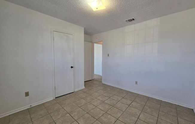 2 beds, 1 bath, $895, Unit 501 Northern Dove Lane - Unit C