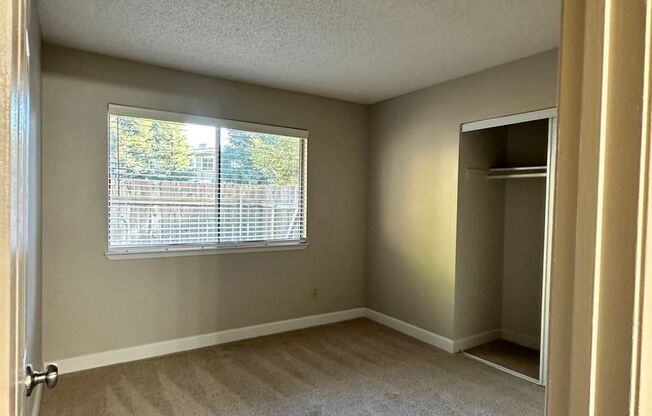 2 beds, 1 bath, 895 sqft, $1,700, Unit 490102
