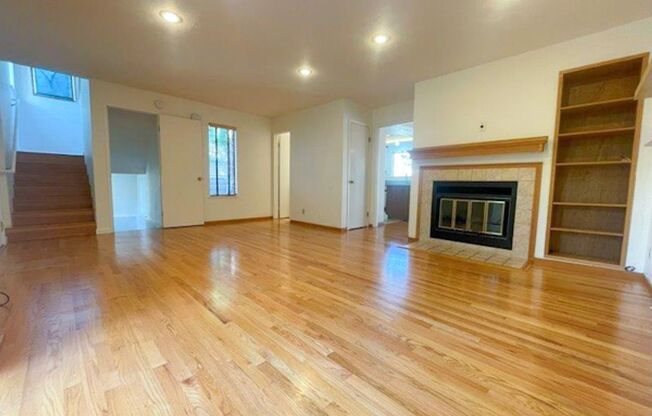 Very Spacious 2 Bedroom 2.5 Bath Townhouse- 1400sqft of living space. Near Fremont Bart & Central Park