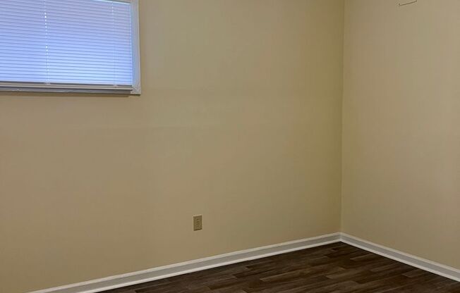 2 beds, 1 bath, 900 sqft, $1,300, Unit C7