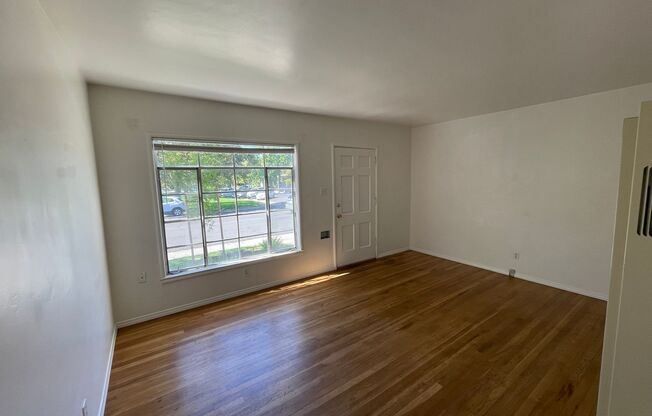 Charming Land Park 2/1 Apartment