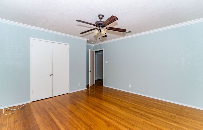 2 beds, 1 bath, $1,595