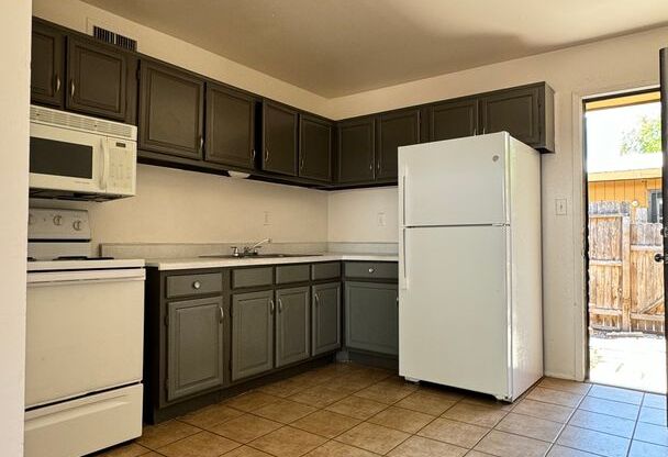 2 beds, 1 bath, $995