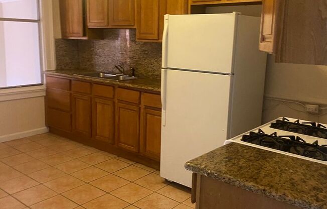 2 beds, 1 bath, $2,500