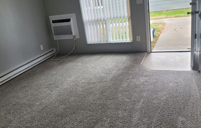 3 beds, 1 bath, 890 sqft, $1,700, Unit 505 H2