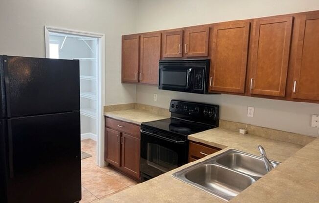 Great Location for this 2 bedroom 2 1/2 bath in Woods Edge South