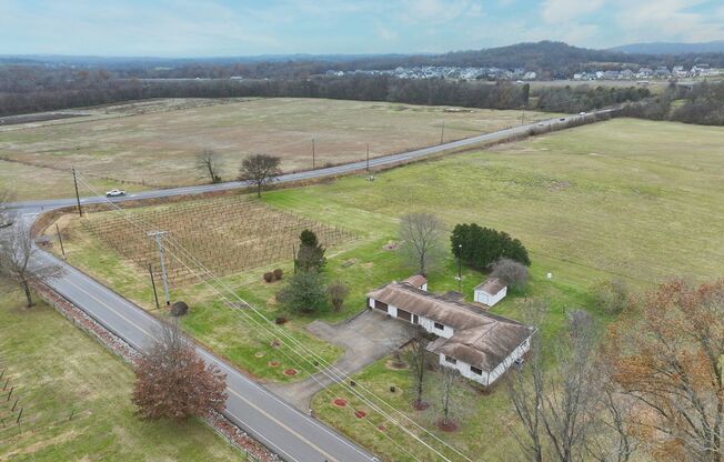 **4 BEDROOM SINGLE LEVEL RANCH HOME ON ACRE LOT IN WILLIAMSON COUNTY**