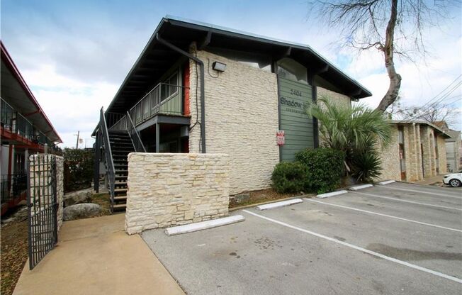 Wonderful 1 bedroom condo located at a walking distance to UT and Pease Park!