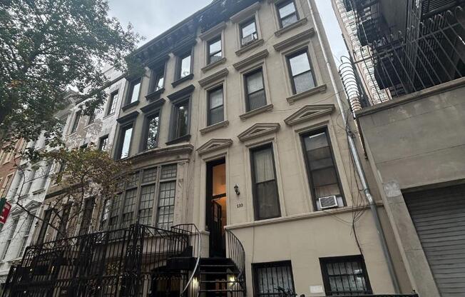 110 E 61 ST