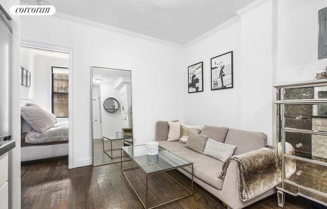 256 W 15 ST