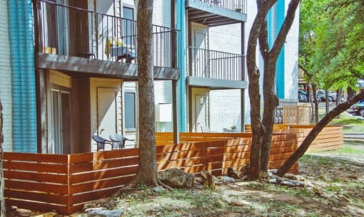 private fenced patios in austin tx apartments