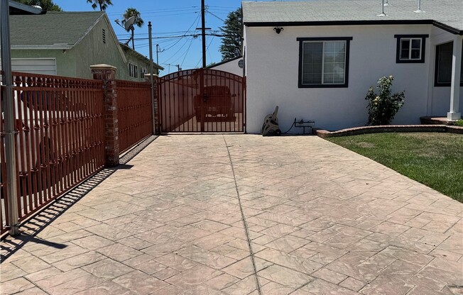 8739 TYRONE AVE