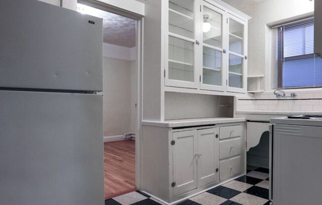 1 bed, 1 bath, 860 sqft, $1,700, Unit 01