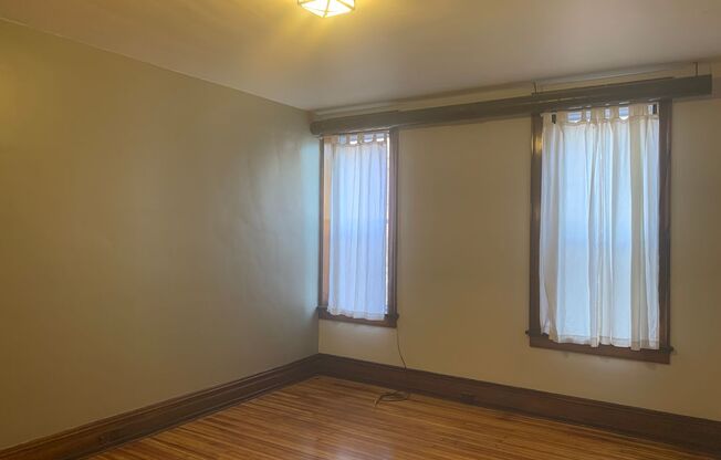 3 beds, 1 bath, $1,795, Unit 7