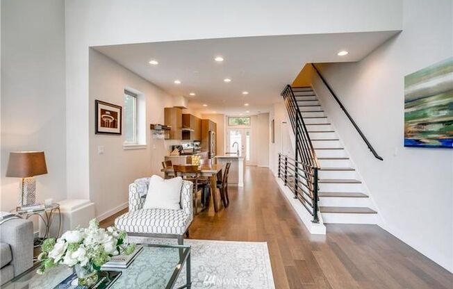Stylish Townhome Living Near Lake Sammamish | 2 Bedrooms, 2.5 Bathrooms
