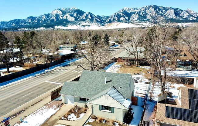 Sunny 5 bed, 3 bath S. Boulder Abode - Available December 15th!