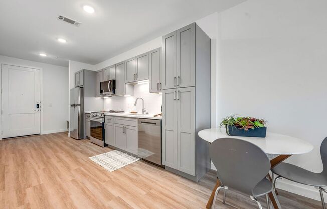 Studio, 1 bath, 608 sqft, $1,375