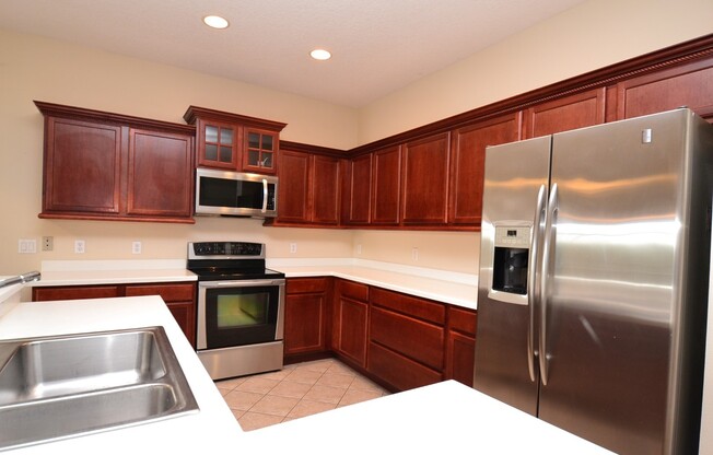 4 BR Lakefront & Pool Home