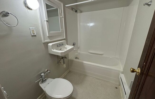 Studio, 1 bath, $700, Unit Unit 3