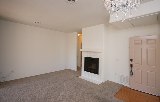 Upstairs Beautiful Condo in Carmel Valley!
