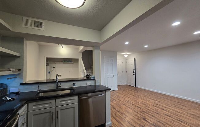Modern Townhome with Attached Garage in Prime Dallas Location – Steps from Katy Trail!