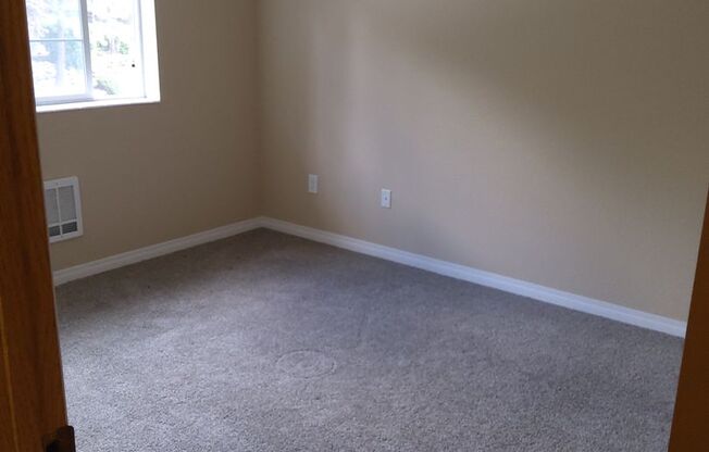 2 beds, 1 bath, 750 sqft, $1,375, Unit Bluff-6