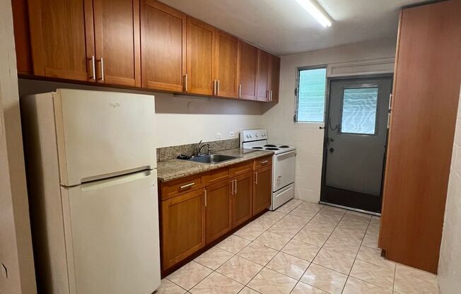 2 bedroom, 1 bath, 1 parking in Makiki!