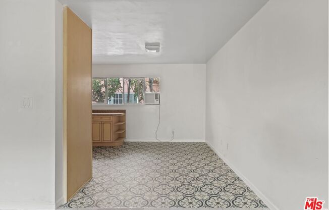 1233 Barry Ave Apt 202