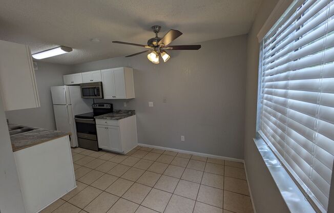 2 beds, 1 bath, 870 sqft, $1,100, Unit 3614 Tree Ridge Ln