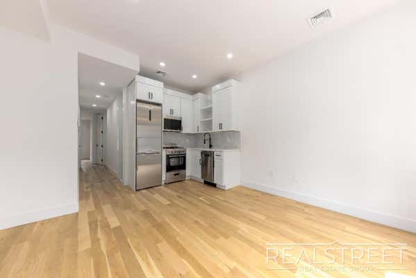 15 HAMPTON PL