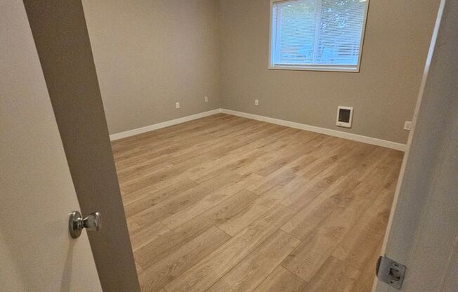 3 beds, 1 bath, 863 sqft, $1,525, Unit 2424-09