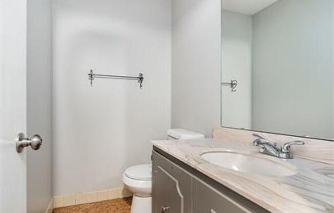 2 bed 1.5 Bath Apartment, with Community Pool