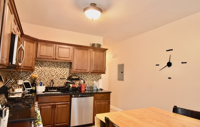 3 beds, 1 bath, 1,200 sqft, $3,200, Unit 3