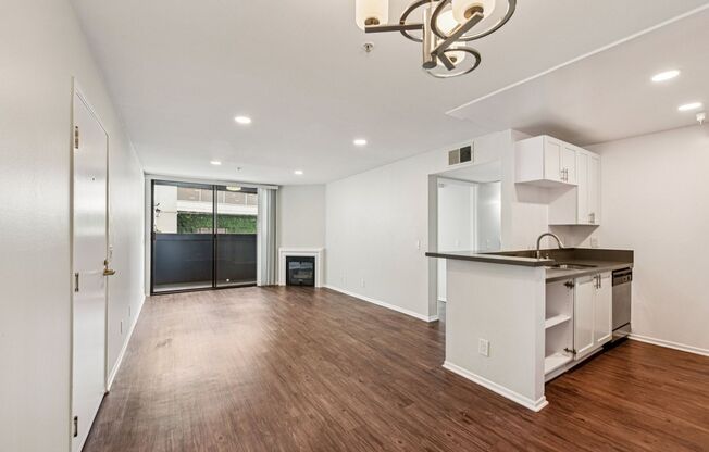 2 beds, 2 baths, 850 sqft, $2,798, Unit 415