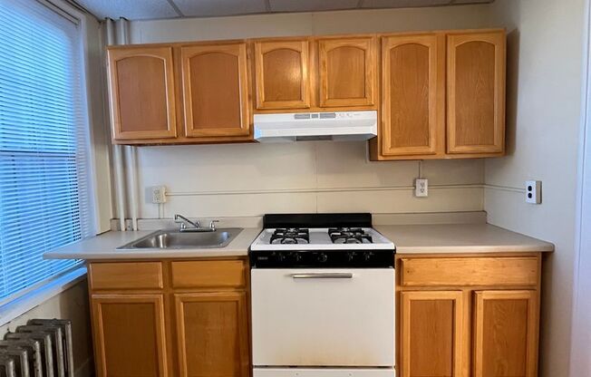 3 beds, 1 bath, $1,800, Unit 2