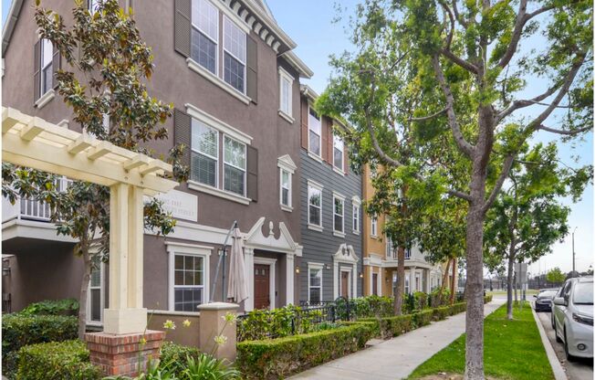 SPECTAULAR TUSTIN CONDO!!
