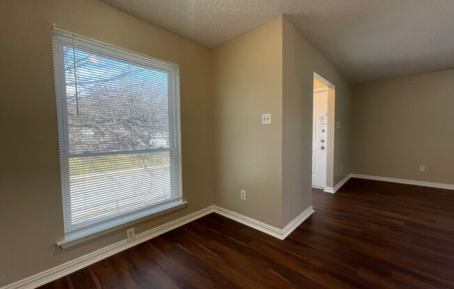 AVAILABLE NOW 2 bedroom 2 Bath Apartment In River Oaks Area!